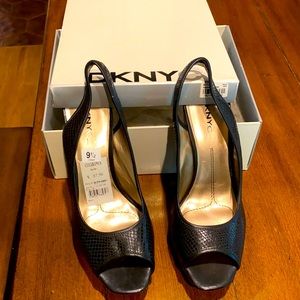 DKNYC HIGH HEELED PLATFORM SANDALS
